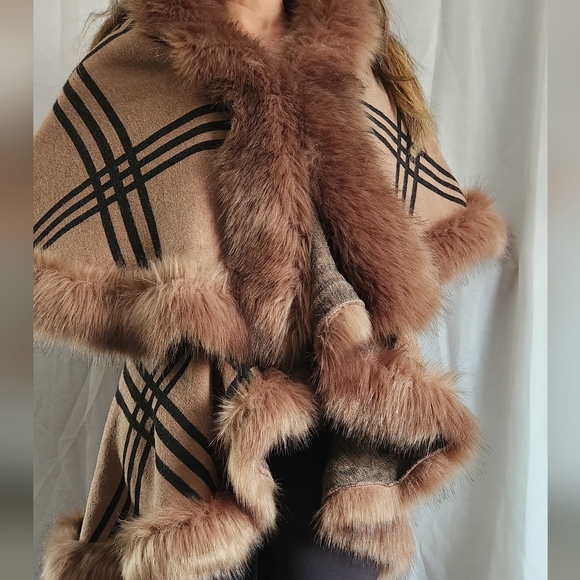 MOSNOVA SHRUGS | Cape - Picture 3 of 9